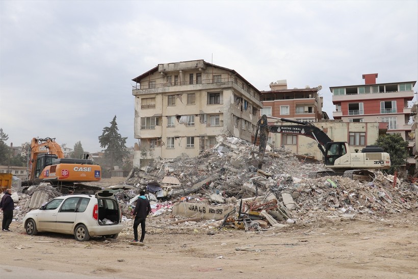 Kahramanmaraş merkezli meydana gelen depremlerin etkilediği Hatay'ın Defne ve Antakya ilçelerinde 14 mahallede enkaz kaldırma çalışmaları devam edecek - Resim : 2