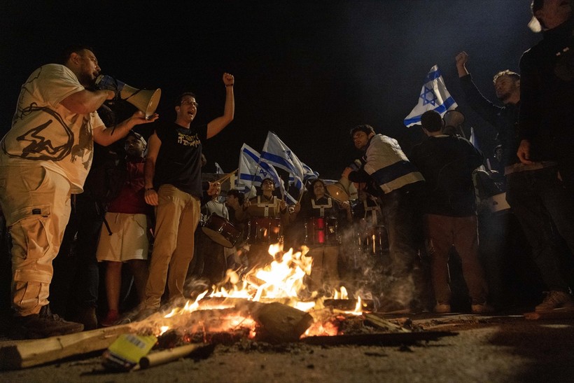 Protestoların şiddetlendiği İsrail'de Başbakan Netanyahu geri adım attı: Tartışmalı yargı düzenlemesi askıya aldığını resmen beyan etti - Resim : 1