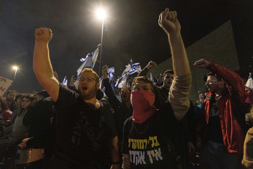 Protestoların şiddetlendiği İsrail'de Başbakan Netanyahu geri adım attı: Tartışmalı yargı düzenlemesi askıya aldığını resmen beyan etti - Resim : 2