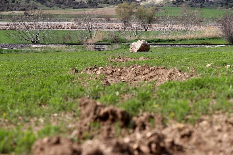 Kahramanmaraş'ta dağlardan kopan kayalar ekili arazilerin üzerine düştü! Havadan görüntülenen kayalar depremin felaketini gözler önüne serdi - Resim: 9
