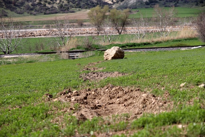Kahramanmaraş'ta dağlardan kopan kayalar ekili arazilerin üzerine düştü! Havadan görüntülenen kayalar depremin felaketini gözler önüne serdi - Resim: 12