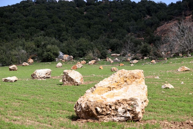 Kahramanmaraş'ta dağlardan kopan kayalar ekili arazilerin üzerine düştü! Havadan görüntülenen kayalar depremin felaketini gözler önüne serdi - Resim: 3
