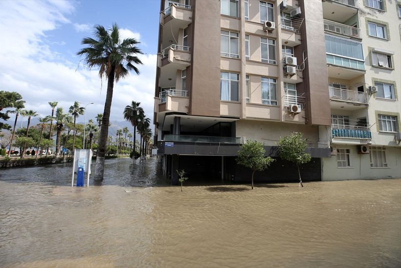 Maraş depremlerinden olumsuz etkilenen Hatay İskenderun'da sokaklar göle döndü - Resim: 1
