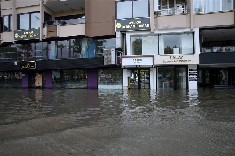 Maraş depremlerinden olumsuz etkilenen Hatay İskenderun'da sokaklar göle döndü - Resim: 5