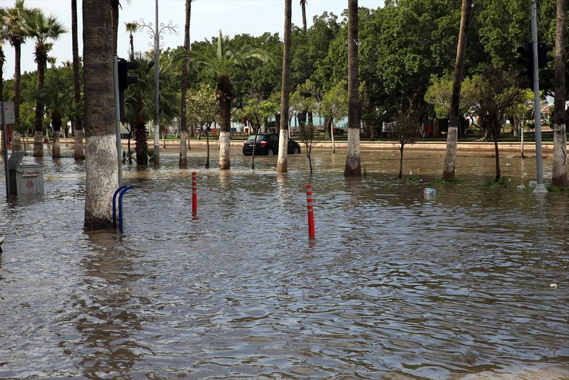 Maraş depremlerinden olumsuz etkilenen Hatay İskenderun'da sokaklar göle döndü - Resim: 7
