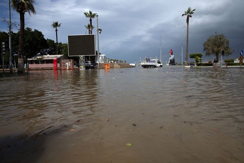 Maraş depremlerinden olumsuz etkilenen Hatay İskenderun'da sokaklar göle döndü - Resim: 8
