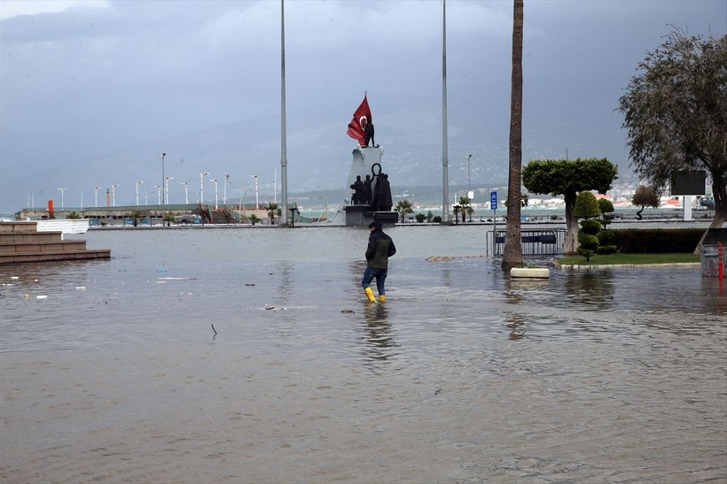 Maraş depremlerinden olumsuz etkilenen Hatay İskenderun'da sokaklar göle döndü - Resim: 9
