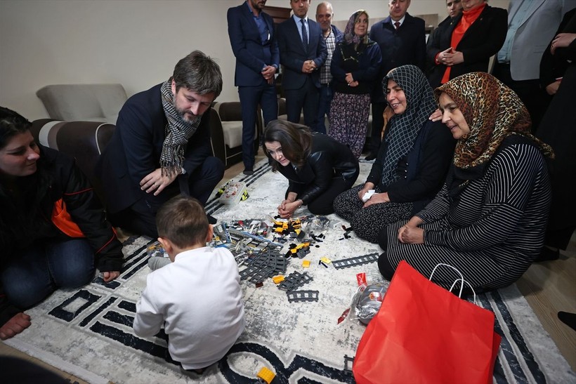 Macaristan Cumhurbaşkanı Novak, 5 yaşındaki depremzede çocuğu ziyaret etti - Resim: 2