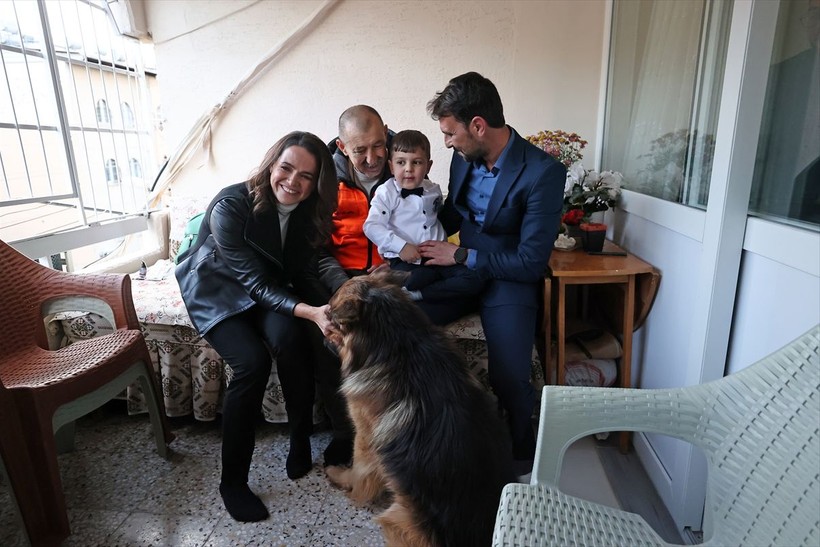 Macaristan Cumhurbaşkanı Novak, 5 yaşındaki depremzede çocuğu ziyaret etti - Resim: 3