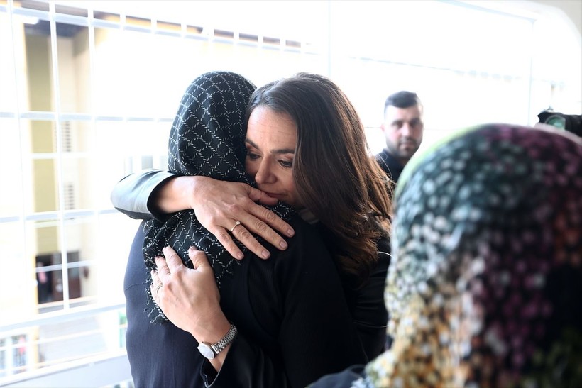 Macaristan Cumhurbaşkanı Novak, 5 yaşındaki depremzede çocuğu ziyaret etti - Resim: 5