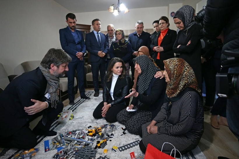 Macaristan Cumhurbaşkanı Novak, 5 yaşındaki depremzede çocuğu ziyaret etti - Resim: 13