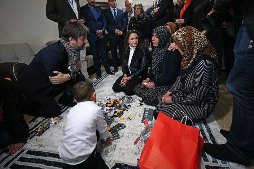 Macaristan Cumhurbaşkanı Novak, 5 yaşındaki depremzede çocuğu ziyaret etti - Resim: 14