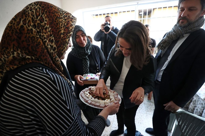 Macaristan Cumhurbaşkanı Novak, 5 yaşındaki depremzede çocuğu ziyaret etti - Resim: 15