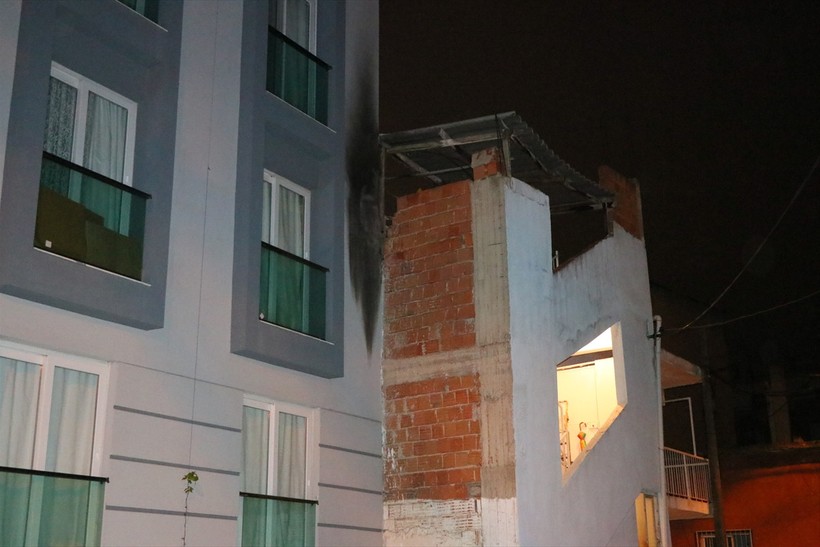İzmir'in Bayraklı ilçesinde gece yarısı panik anları: Eski sevgilisinin evine molotofkokteyli ile saldırdı - Resim : 3