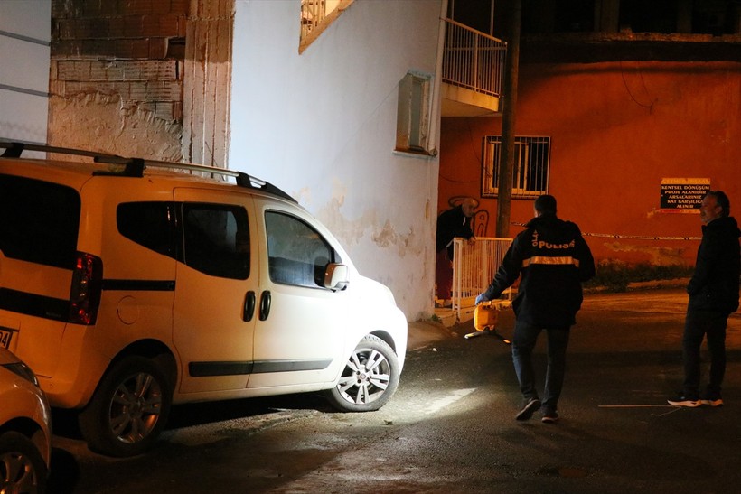 İzmir'in Bayraklı ilçesinde gece yarısı panik anları: Eski sevgilisinin evine molotofkokteyli ile saldırdı - Resim : 2