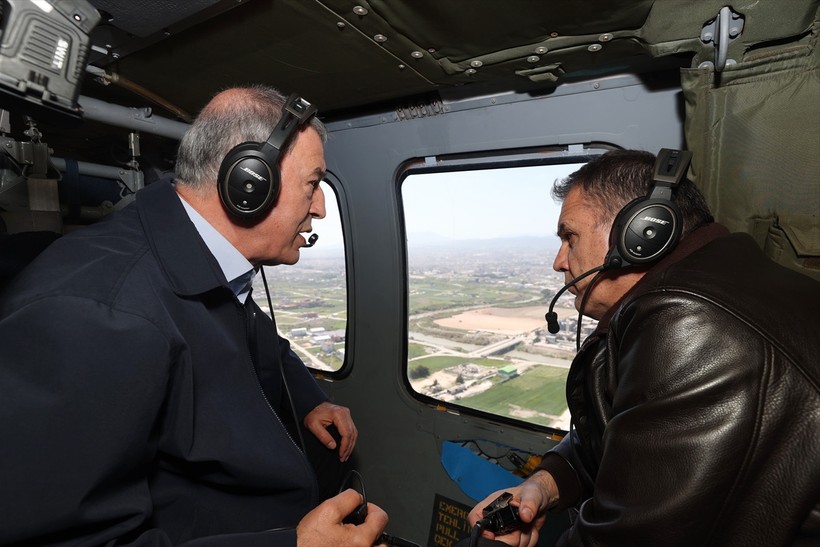 Milli Savunma Bakanı Hulusi Akar Yunanistan Savunma Bakanı Nikolaos Panagiotopoulos ile deprem bölgesi Hatay'da açıklamalarda bulundu - Resim : 3