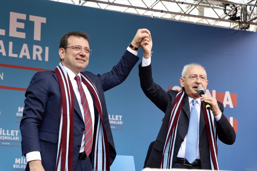 Cumhurbaşkanı adayı Kemal Kılıçdaroğlu Trabzon'da yaptığı konuşmasında gaflarına bir yenisini daha ekledi: Cennet kadının ayakları altındadır - Resim : 1