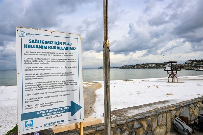 İzmir'in Çeşme ilçesinde Nisan ayında şaşırtan görüntü: Dolunun etkili olduğu yerde plajlar beyaza büründü - Resim: 17