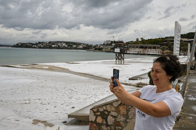 İzmir'in Çeşme ilçesinde Nisan ayında şaşırtan görüntü: Dolunun etkili olduğu yerde plajlar beyaza büründü - Resim: 19