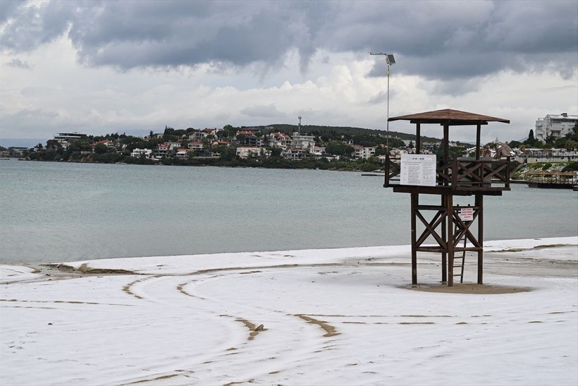 İzmir'in Çeşme ilçesinde Nisan ayında şaşırtan görüntü: Dolunun etkili olduğu yerde plajlar beyaza büründü - Resim: 25