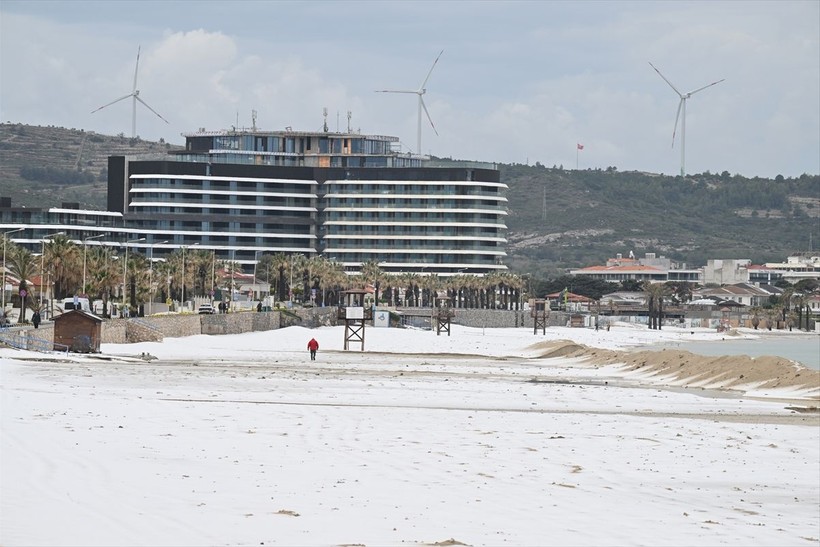 İzmir'in Çeşme ilçesinde Nisan ayında şaşırtan görüntü: Dolunun etkili olduğu yerde plajlar beyaza büründü - Resim: 32