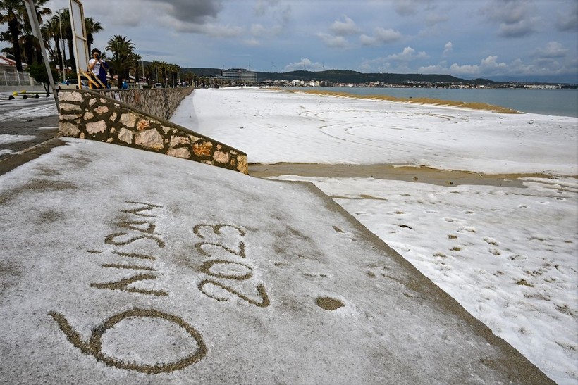 İzmir'in Çeşme ilçesinde Nisan ayında şaşırtan görüntü: Dolunun etkili olduğu yerde plajlar beyaza büründü - Resim: 34