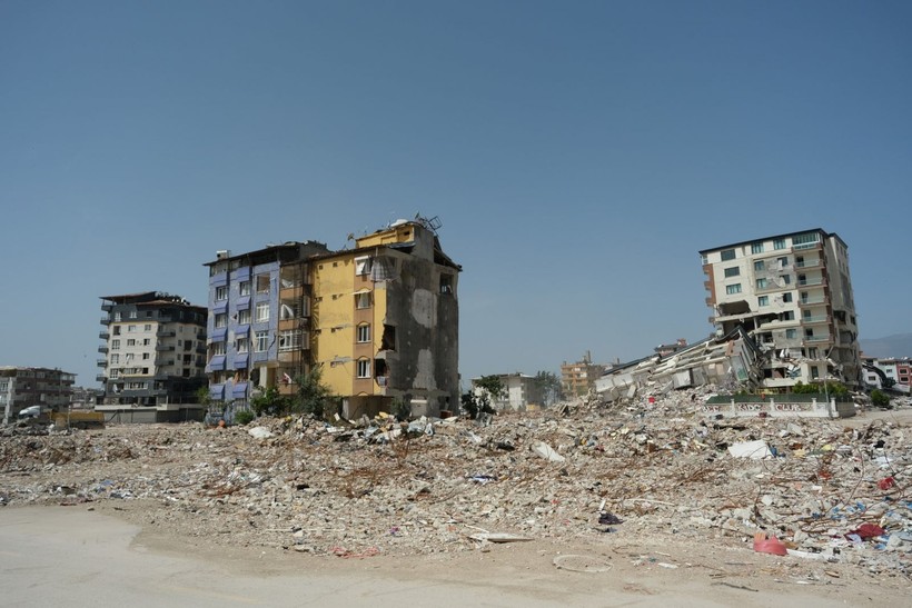 Kahramanmaraş merkezli depremlerde adeta enkaza dönen Hatay'da meydanlar oluştu - Resim: 7