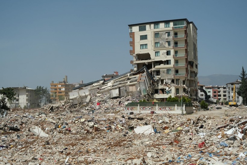 Kahramanmaraş merkezli depremlerde adeta enkaza dönen Hatay'da meydanlar oluştu - Resim: 8