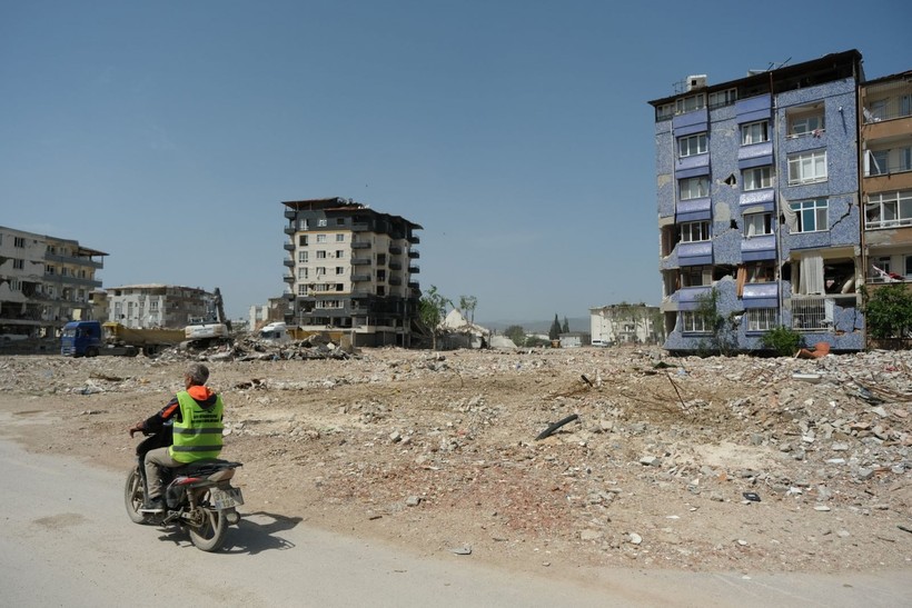 Kahramanmaraş merkezli depremlerde adeta enkaza dönen Hatay'da meydanlar oluştu - Resim: 10