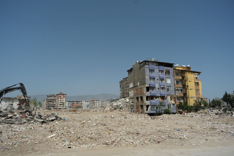 Kahramanmaraş merkezli depremlerde adeta enkaza dönen Hatay'da meydanlar oluştu - Resim: 11