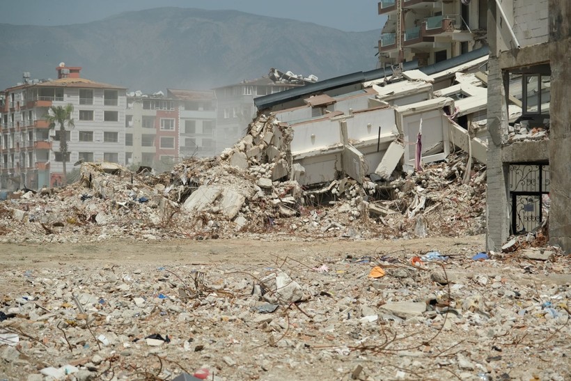 Kahramanmaraş merkezli depremlerde adeta enkaza dönen Hatay'da meydanlar oluştu - Resim: 12