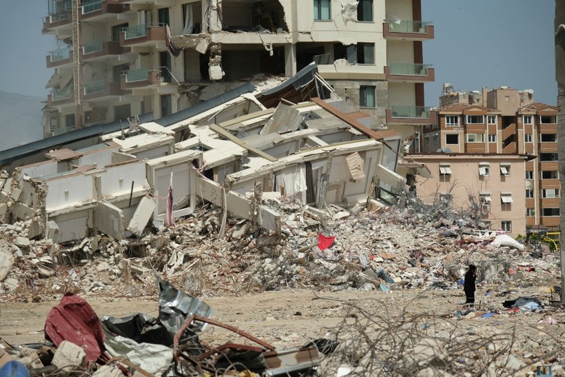 Kahramanmaraş merkezli depremlerde adeta enkaza dönen Hatay'da meydanlar oluştu - Resim: 13