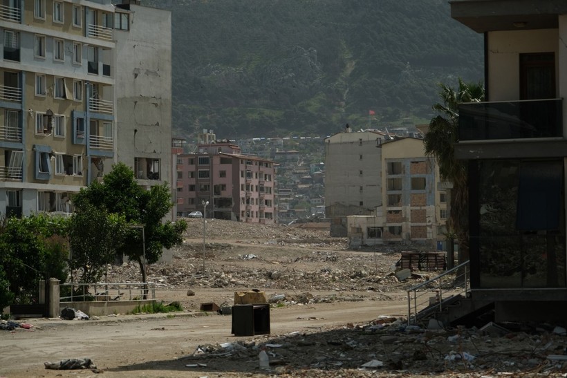 Kahramanmaraş merkezli depremlerde adeta enkaza dönen Hatay'da meydanlar oluştu - Resim: 14