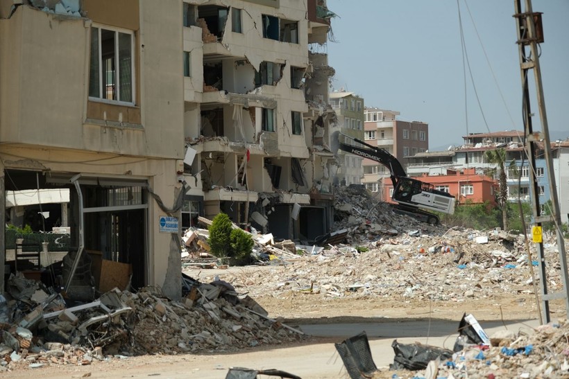 Kahramanmaraş merkezli depremlerde adeta enkaza dönen Hatay'da meydanlar oluştu - Resim: 15