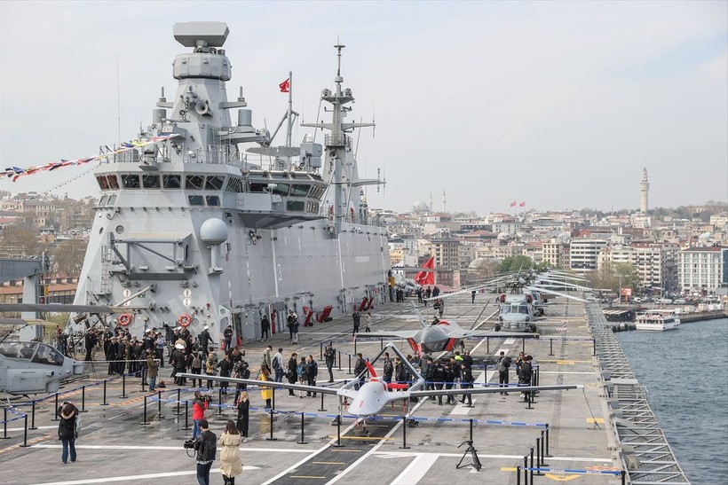TCG Anadolu gemisine yoğun ilgi! Sarayburnu Limanı'nda kapılarını açmasıyla ziyaretçi akınına uğradı - Resim: 7