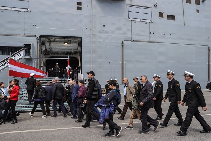 TCG Anadolu gemisine yoğun ilgi! Sarayburnu Limanı'nda kapılarını açmasıyla ziyaretçi akınına uğradı - Resim: 1