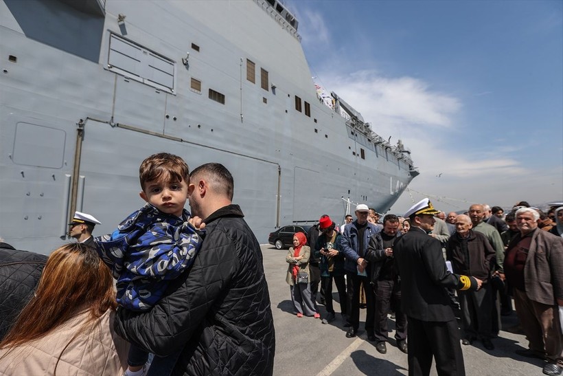 TCG Anadolu gemisine yoğun ilgi! Sarayburnu Limanı'nda kapılarını açmasıyla ziyaretçi akınına uğradı - Resim: 3