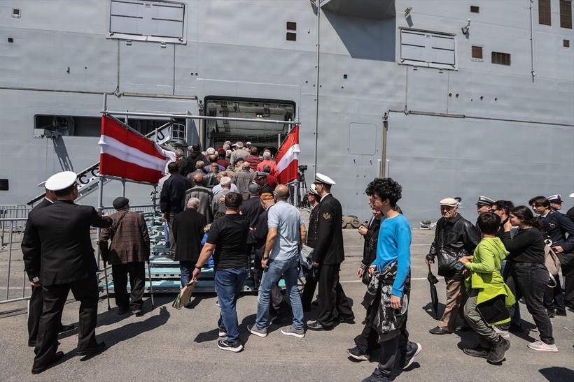 TCG Anadolu gemisine yoğun ilgi! Sarayburnu Limanı'nda kapılarını açmasıyla ziyaretçi akınına uğradı - Resim: 4
