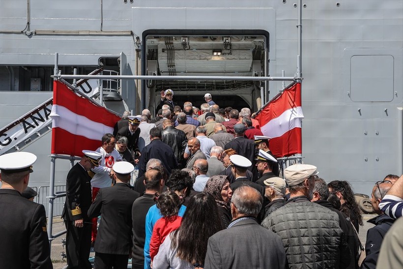 TCG Anadolu gemisine yoğun ilgi! Sarayburnu Limanı'nda kapılarını açmasıyla ziyaretçi akınına uğradı - Resim: 5