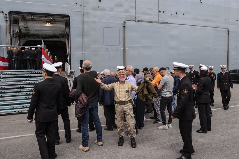 TCG Anadolu gemisine yoğun ilgi! Sarayburnu Limanı'nda kapılarını açmasıyla ziyaretçi akınına uğradı - Resim: 6