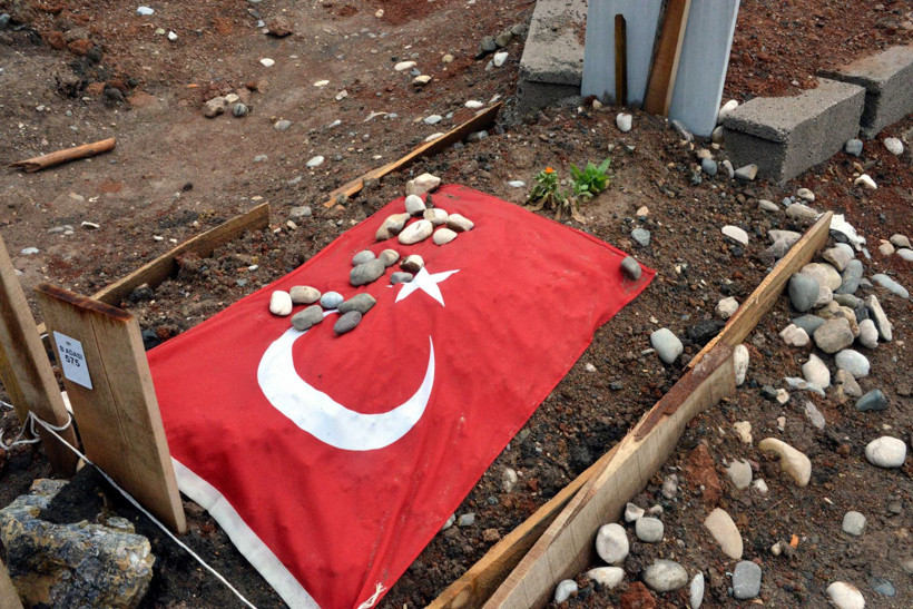 Depremin vurduğu şehirlerde en acı bayram! Mezarlıklarda kahreden fotoğraflar - Resim: 19