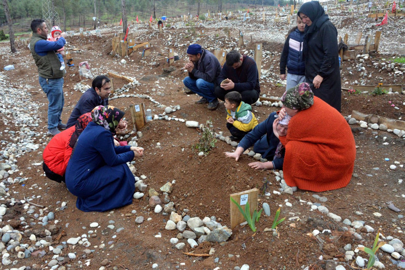 Depremin vurduğu şehirlerde en acı bayram! Mezarlıklarda kahreden fotoğraflar - Resim: 21