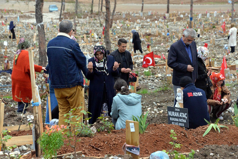 Depremin vurduğu şehirlerde en acı bayram! Mezarlıklarda kahreden fotoğraflar - Resim: 23