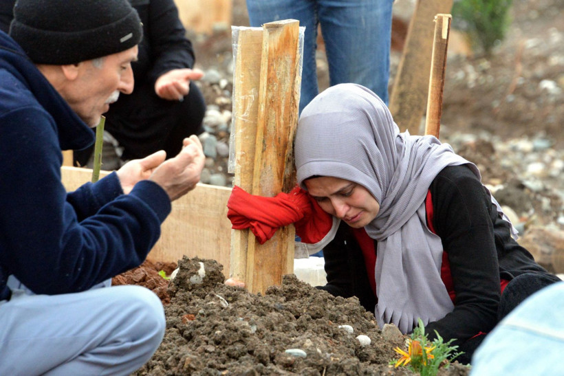 Depremin vurduğu şehirlerde en acı bayram! Mezarlıklarda kahreden fotoğraflar - Resim: 15