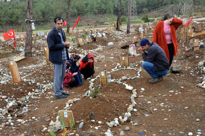 Depremin vurduğu şehirlerde en acı bayram! Mezarlıklarda kahreden fotoğraflar - Resim: 20