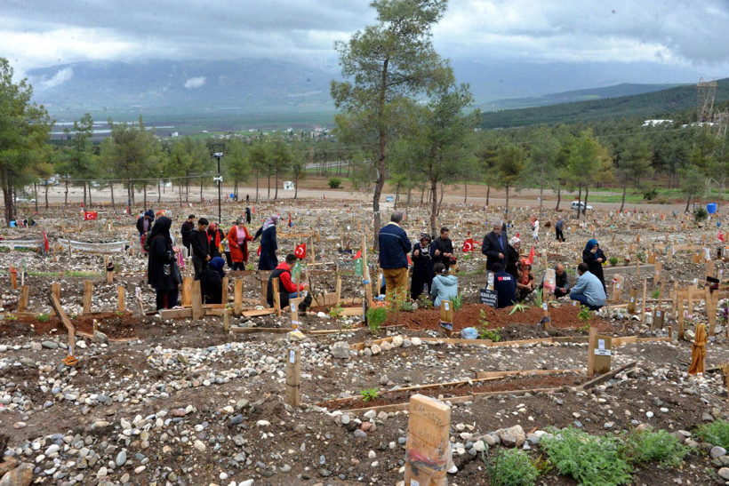 Depremin vurduğu şehirlerde en acı bayram! Mezarlıklarda kahreden fotoğraflar - Resim: 18