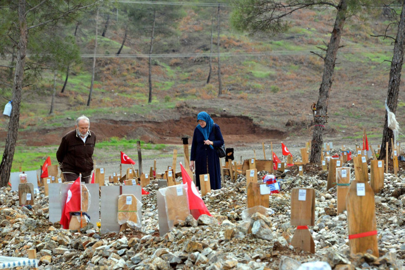 Depremin vurduğu şehirlerde en acı bayram! Mezarlıklarda kahreden fotoğraflar - Resim: 24