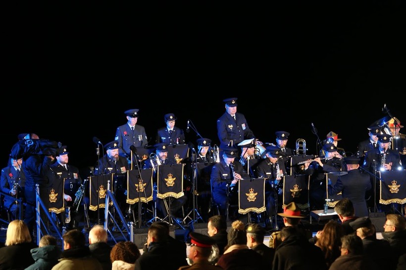Çanakkale'de duygusal anlar: Anzak Koyu'nda geleneksel "Şafak Ayini" yapıldı - Resim: 3