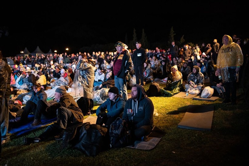 Çanakkale'de duygusal anlar: Anzak Koyu'nda geleneksel "Şafak Ayini" yapıldı - Resim: 23