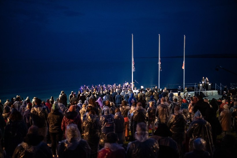 Çanakkale'de duygusal anlar: Anzak Koyu'nda geleneksel "Şafak Ayini" yapıldı - Resim: 33